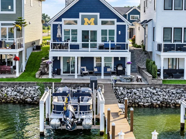 303 Terrace Point Cir, Muskegon, MI 49440