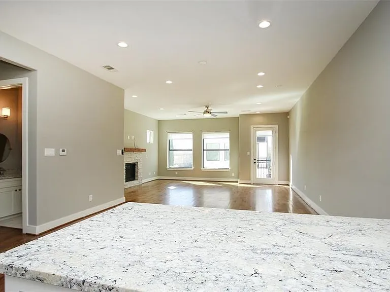 2529 Calumet St — Photo 31