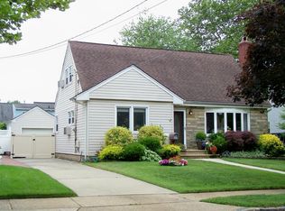 75 Ambrose Ave, Malverne, NY 11565