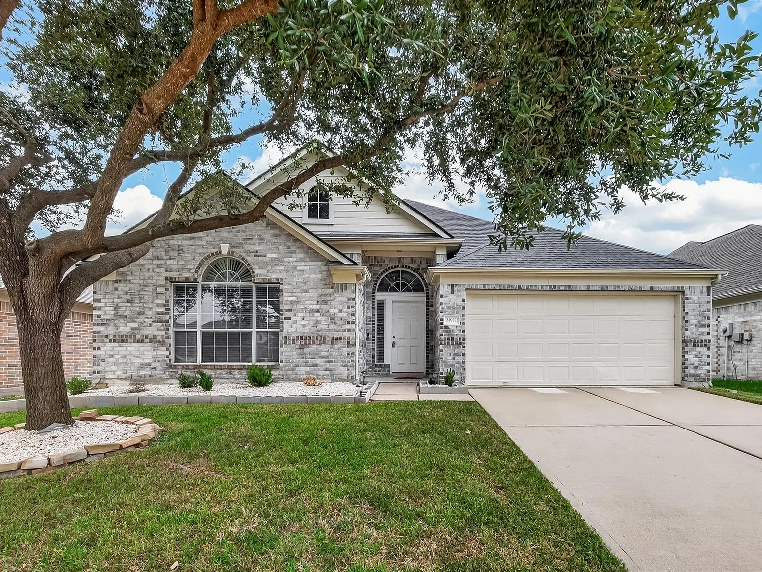 4 bed, 2.0 bath, 2364 sqft, $2,200 — Photo 1