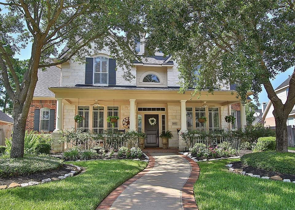 Charming David Weekley 2-story home with stone front porch exterior in the master-planned community of Coles Crossing awaits a new owner!