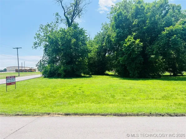 E Chestnut St, Coweta, OK 74429
