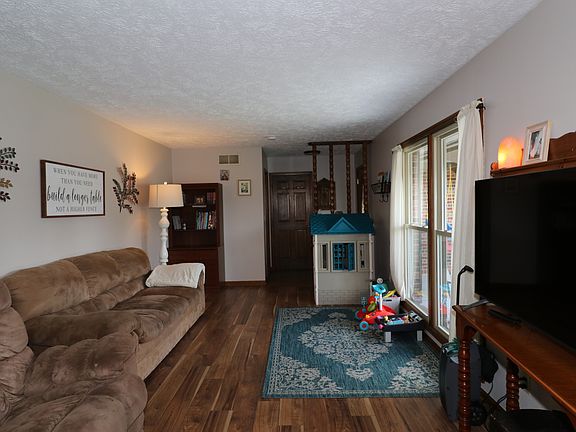 3rd image of 15 Schricker Ct