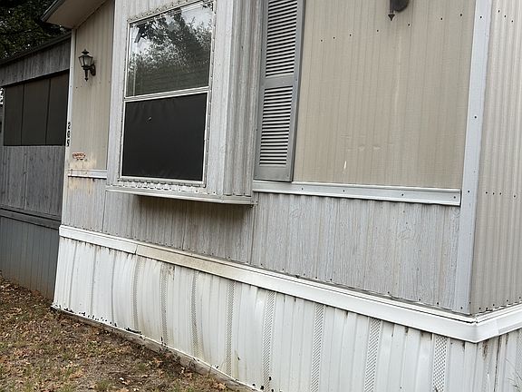 4th image of 209 Hereford St