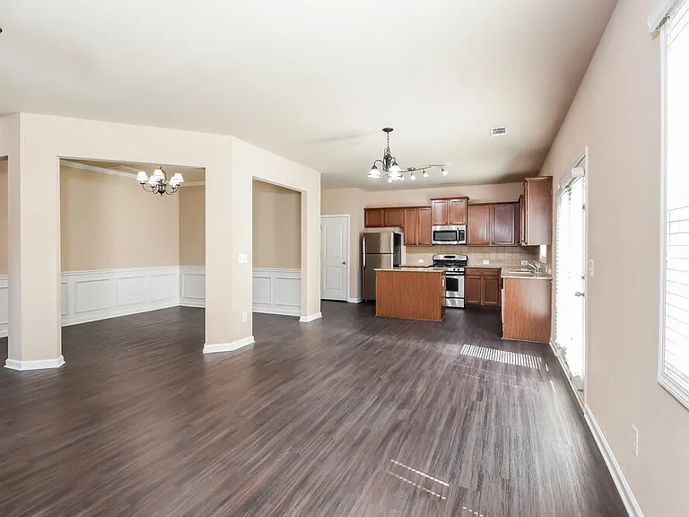 741 Collingsworth Ln — Photo 6
