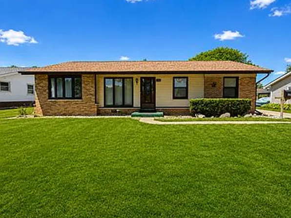 1100 Maple Ln, Elk Grove Village, IL 60007