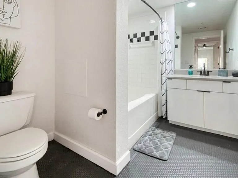2402 W Azeele St — Photo 8