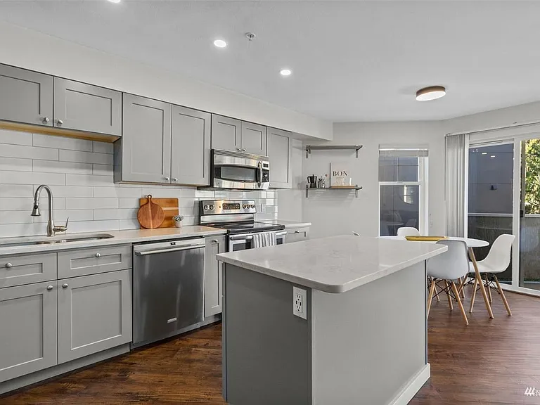 Fully equipped kitchen with large island
