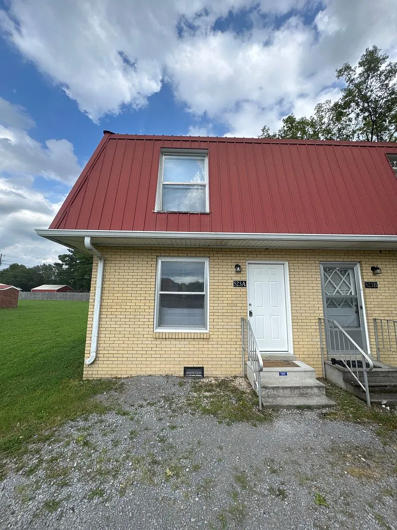 Spacious & Updated Duplex in a Convenient Lebanon Location! — Photo 1