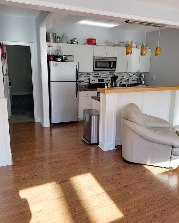 2nd image of 217 William St