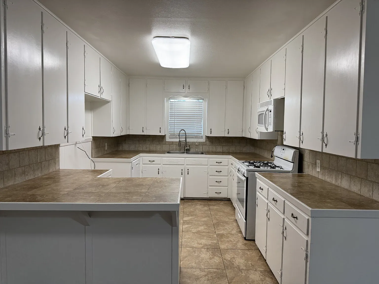 3 bed, 1.0 bath, 1484 sqft, $1,895 — Photo 3