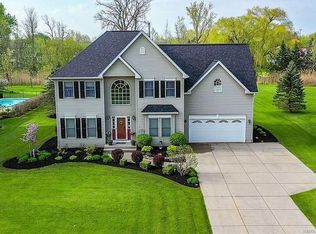 10681 Rosewood Ln, Clarence, NY 14031