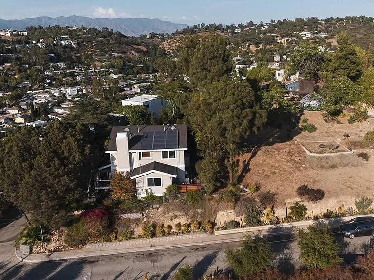 Burnell Dr — Photo 7