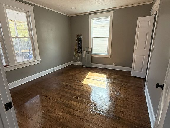 3rd image of 842 Lee St