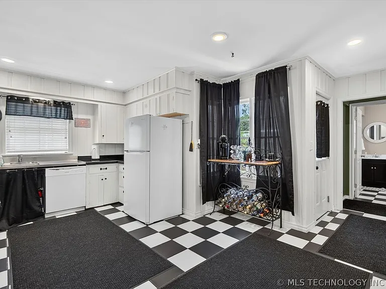 1525 Hillcrest Dr — Photo 14