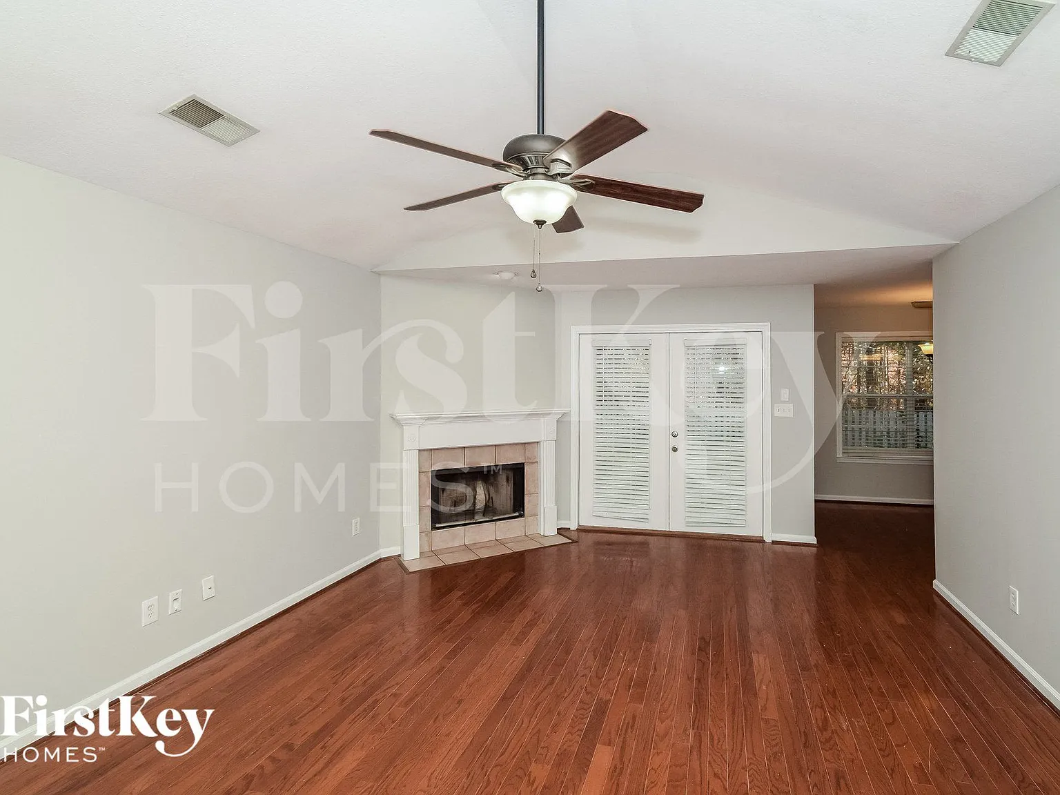 3 bed, 2.0 bath, 1293 sqft, $1,820 — Photo 2