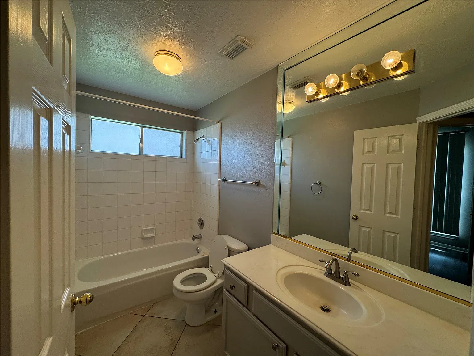 3 bed, 2.0 bath, 1756 sqft, $2,500 — Photo 3