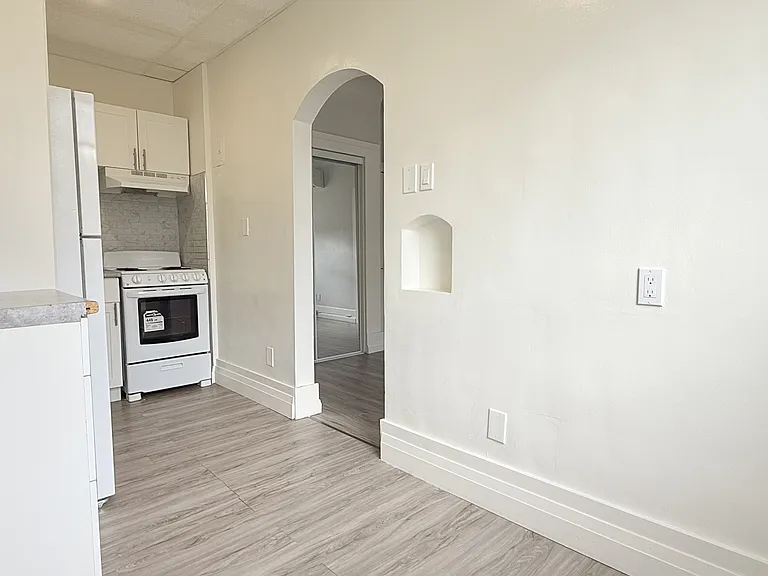 1495 Gladstone Ave #303 — Photo 3
