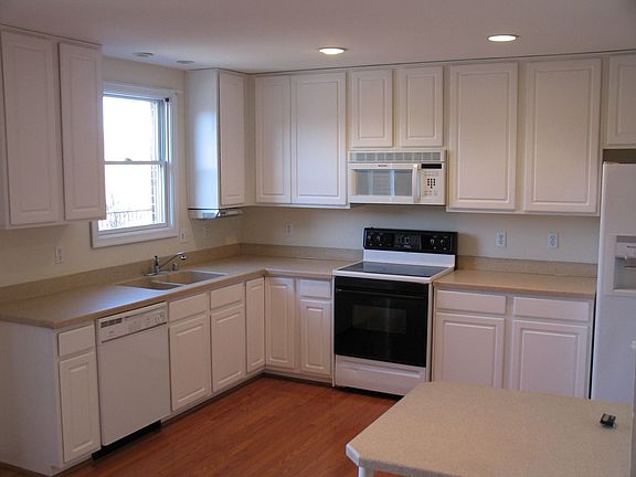 Upgraded, eat-in kitchen