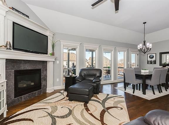 2nd image of 2205 NE Overland Dr