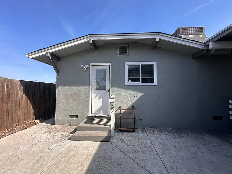 1107 W G St #A — Photo 2