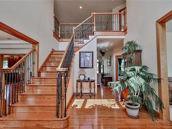 5th image of 107 Chase Hollow Dr