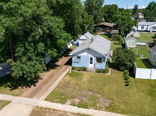 208 3rd St NW, Beulah, ND 58523