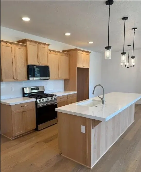 4 bed, 2492 sqft, $3,995 — Photo 2