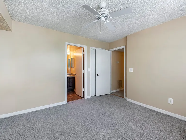 Courtney Manor Apartments — Photo 17