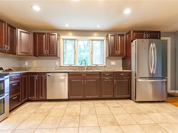 11 Country Hill Rd, Cumberland, RI 02864