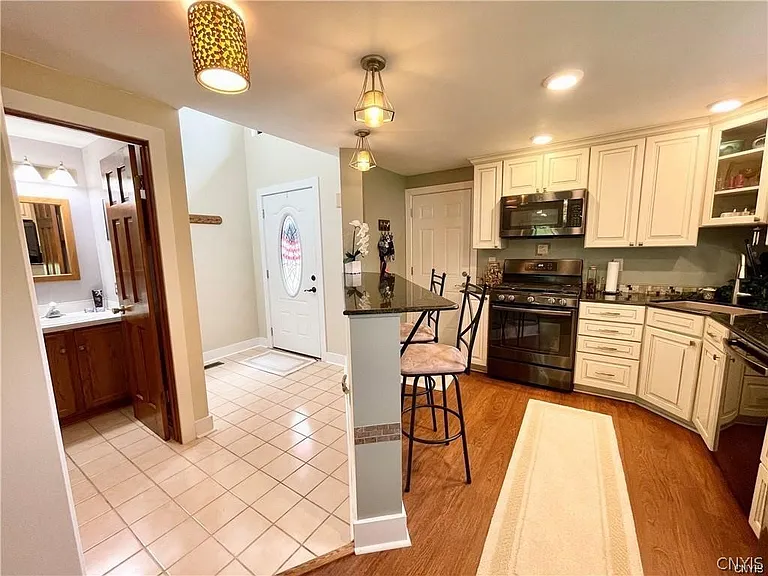 8423 Bubbling Springs Dr — Photo 4