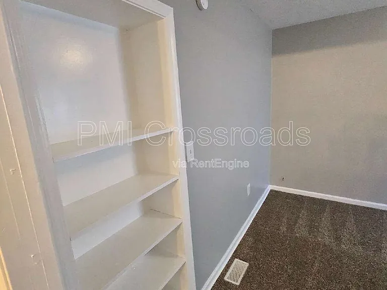 153 S Cypress Ave — Photo 45