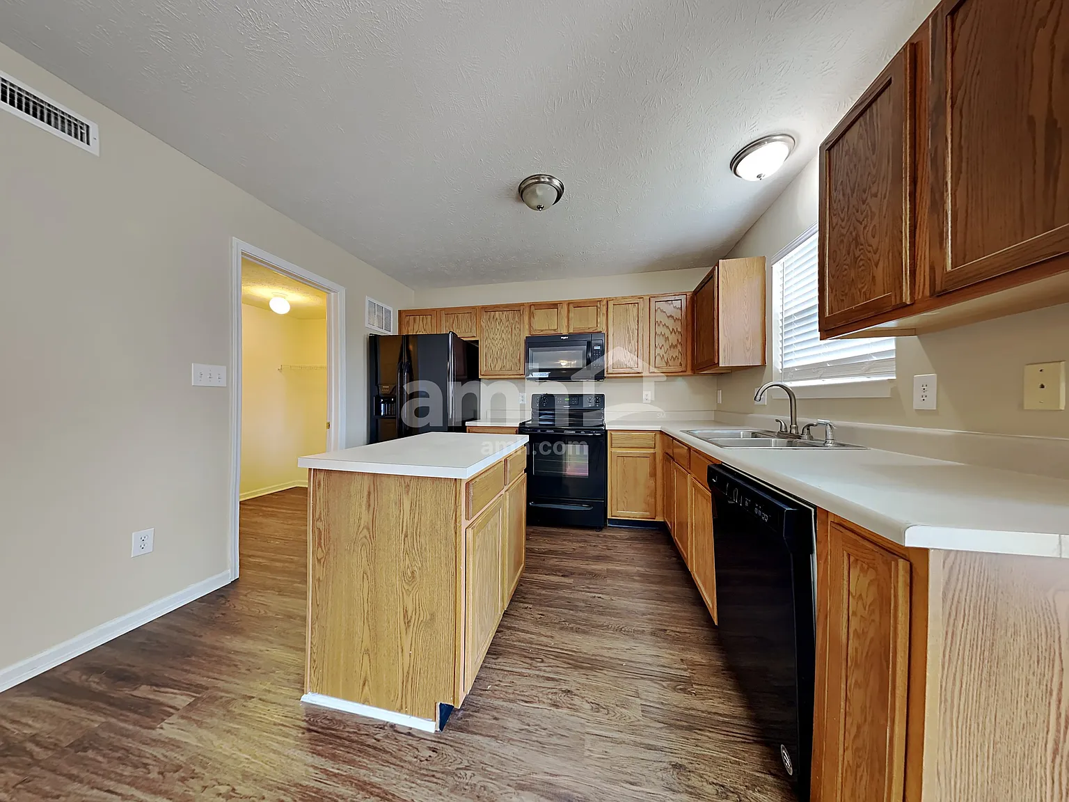 4 bed, 2.5 bath, 2160 sqft, $2,270 — Photo 3