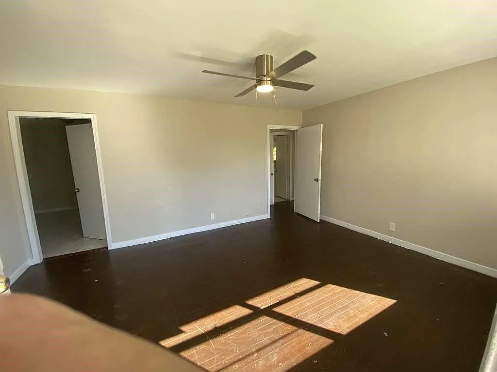 4 bed, 1.0 bath, 1136 sqft, $1,895 — Photo 2