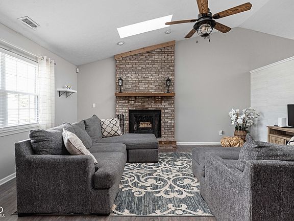 4th image of 349 E Quail Wood Ln