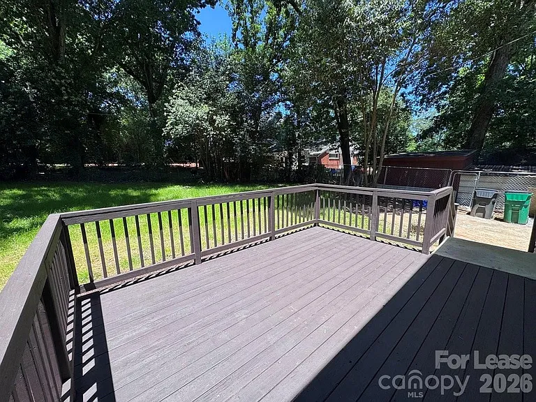 549 Manhasset Rd — Photo 4