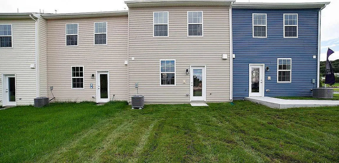 3 bed, 1356 sqft, $2,195 — Photo 3