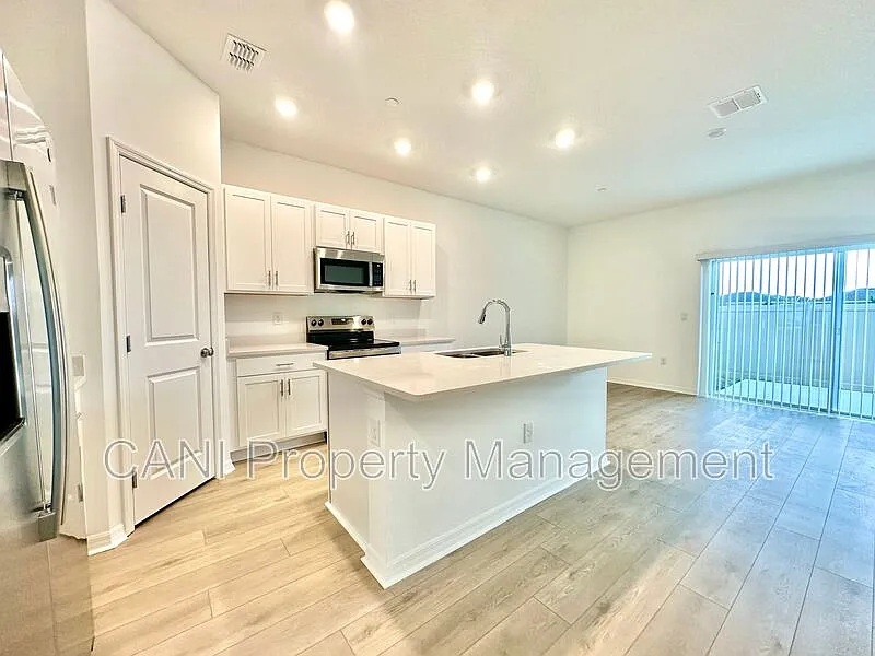 3 bed, 2.5 bath, 1285 sqft, $2,600 — Photo 2