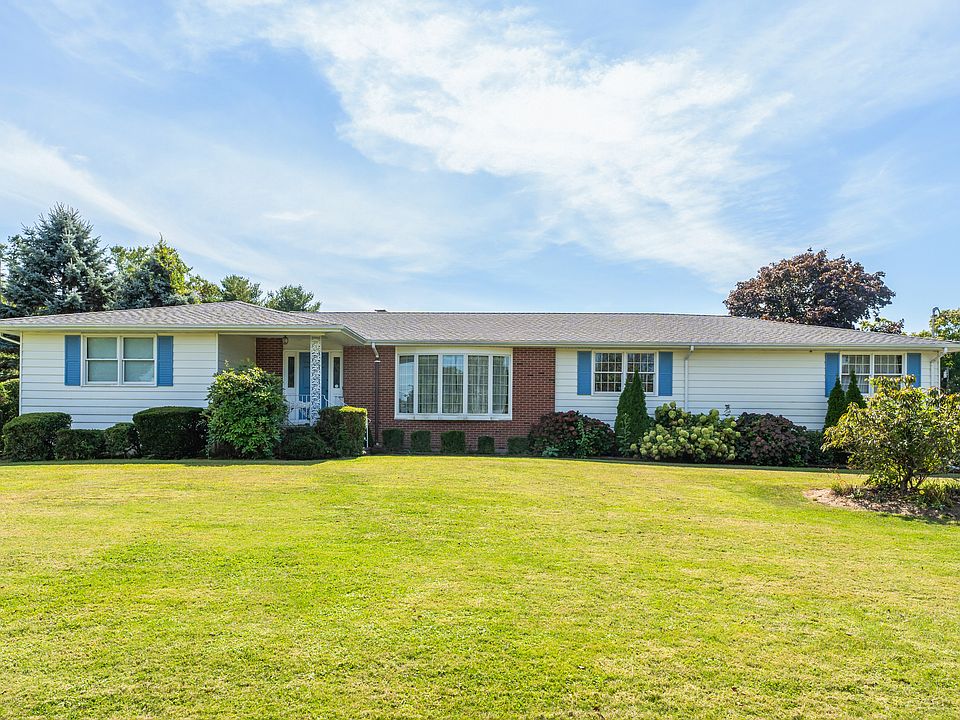 1st image of 6 Carriage Hill Dr