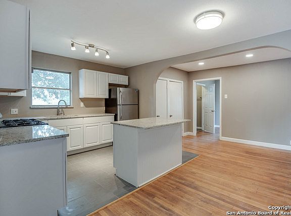 4th image of 703 Cravens Ave