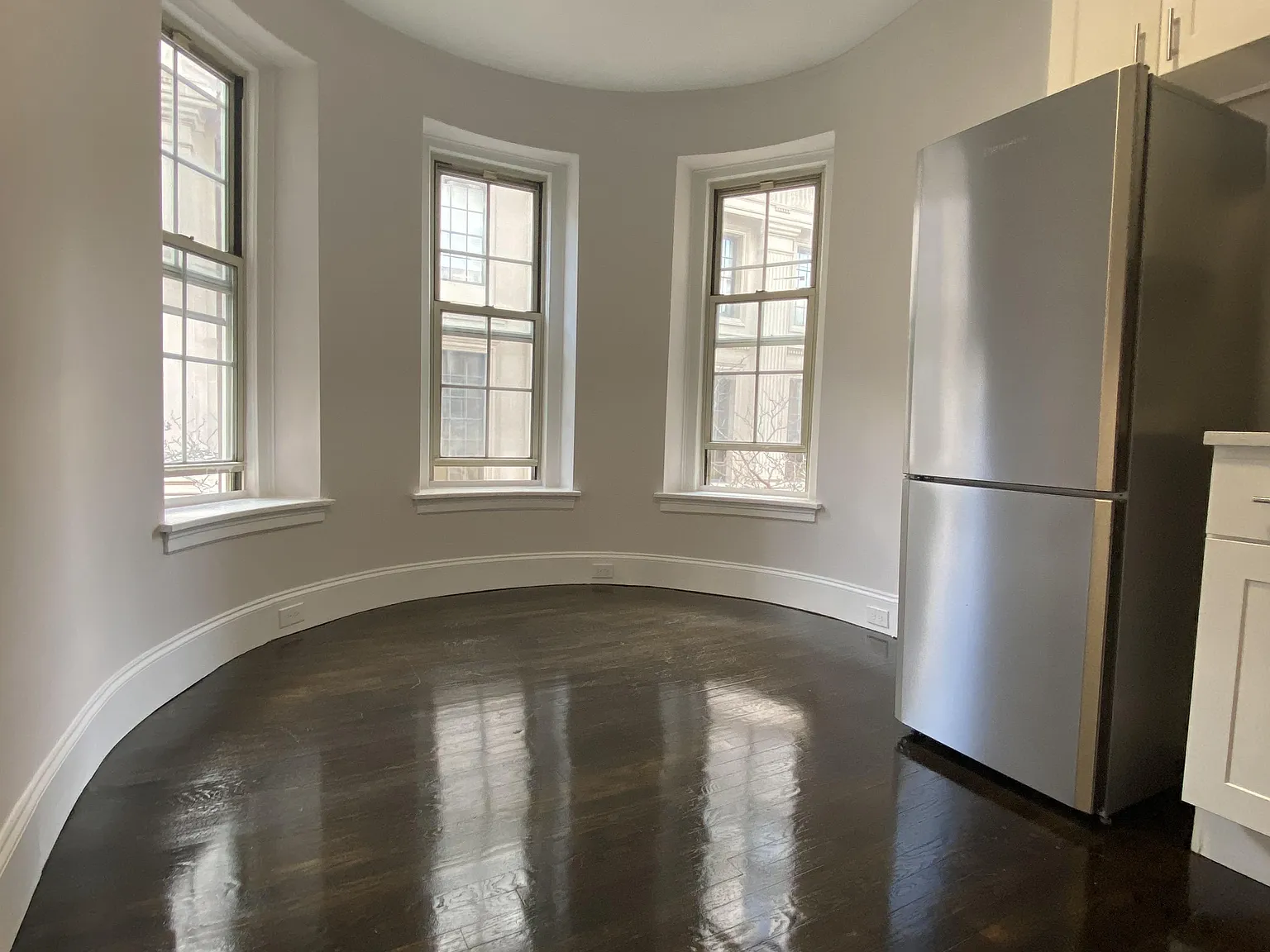 3 bed, 750 sqft, $5,350 — Photo 2