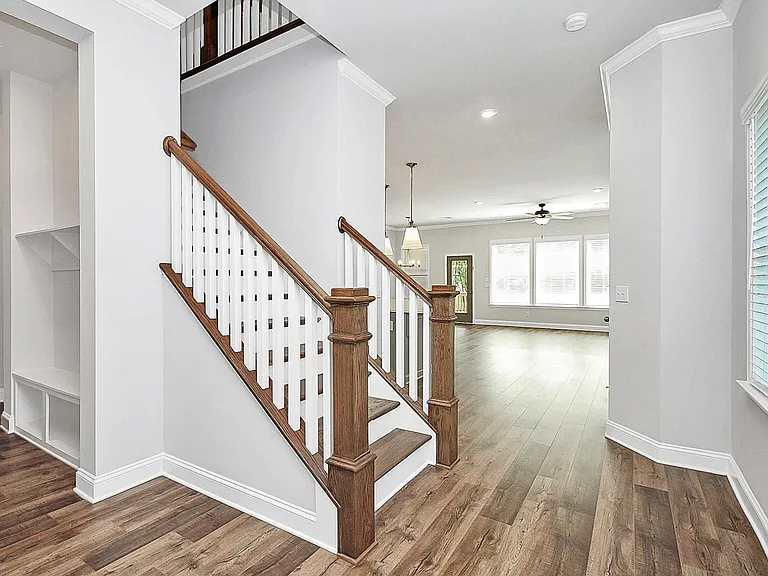 2536 Barry St — Photo 2