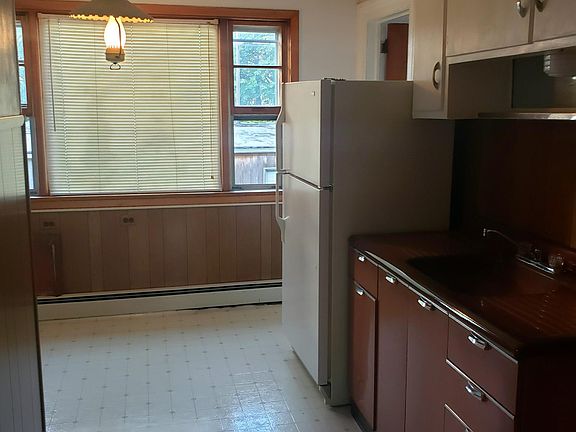 RETRO KITCHEN CUTE AS A BUTTON VERY CLEAN AND WELL MAINTAINED...