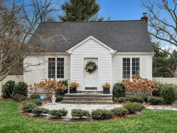 15 Alyssum Avenue, Huntington, NY 11743