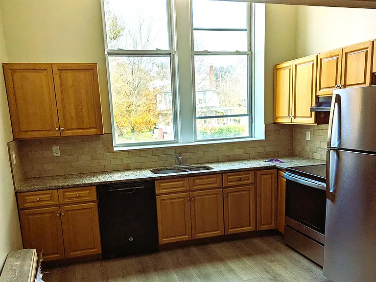 New Appliances & New Flooring!