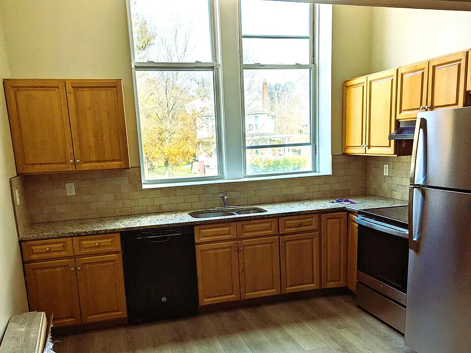New Appliances & New Flooring!