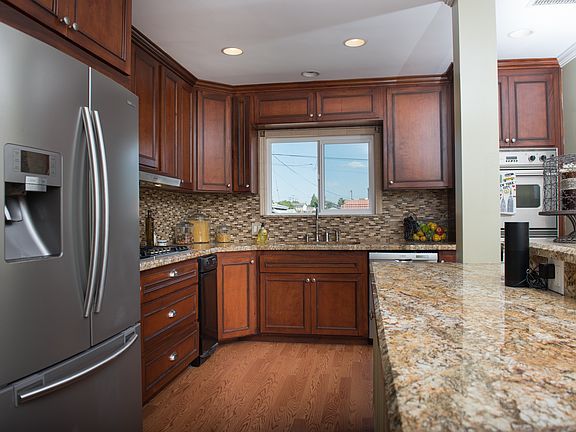 Gorgeous, remodeled kitchen