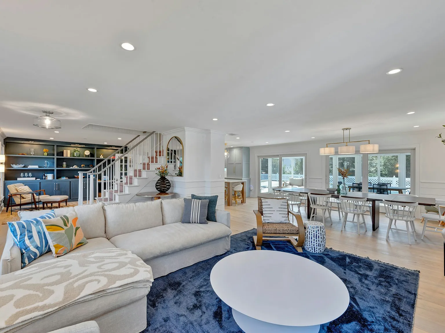 Beautifully Renovated 4-Bedrm Home - Heated Pool & Prime Location — Photo 4