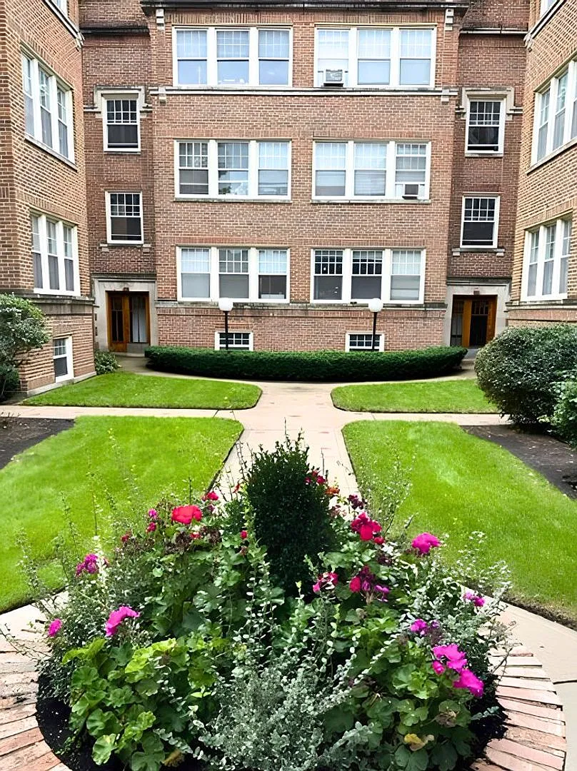 XL East Edgewater One Bed/One Bath - Pets Welcome - Walk to the Lake! — Photo 1