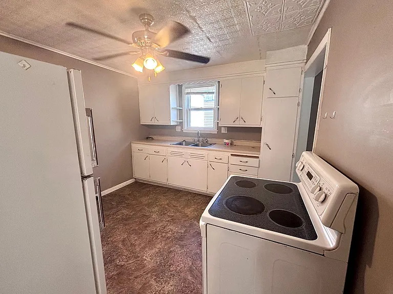 726 W Military Ave — Photo 4